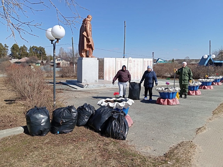 Женские организации Тюменской области провели субботники в честь 80-летия Великой Победы