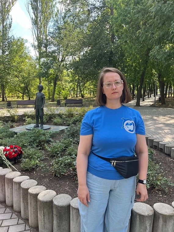 Активистка Ялуторовского женсовета познакомила земляков с рисунками бойца СВО