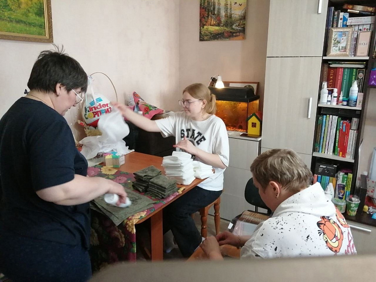В Тюмени активистки "Союза женщин России" изготавливают сухой душ для бойцов