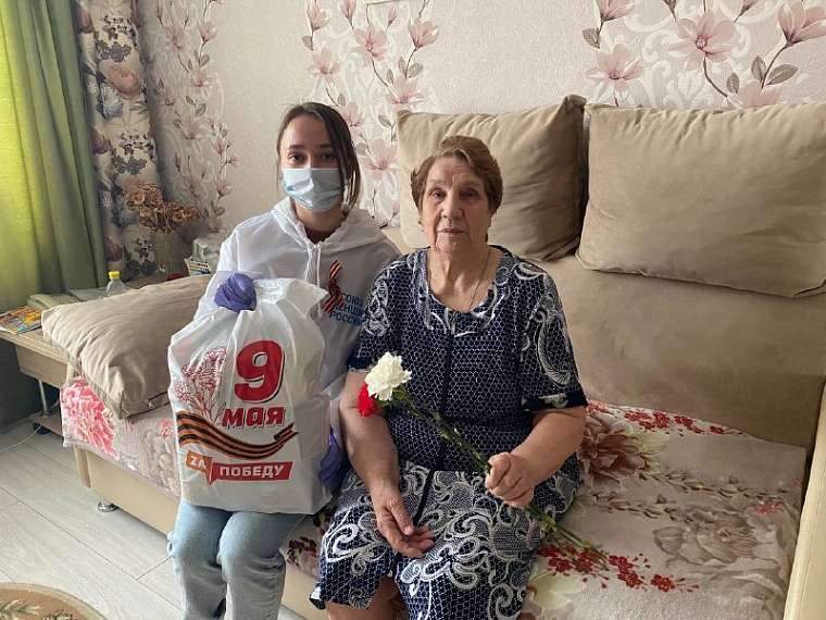 В преддверии Дня Победы активисты регионального отделения Союза женщин России поздравляют тружеников тыла