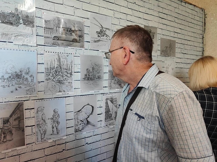 Активистка Ялуторовского женсовета познакомила земляков с рисунками бойца СВО