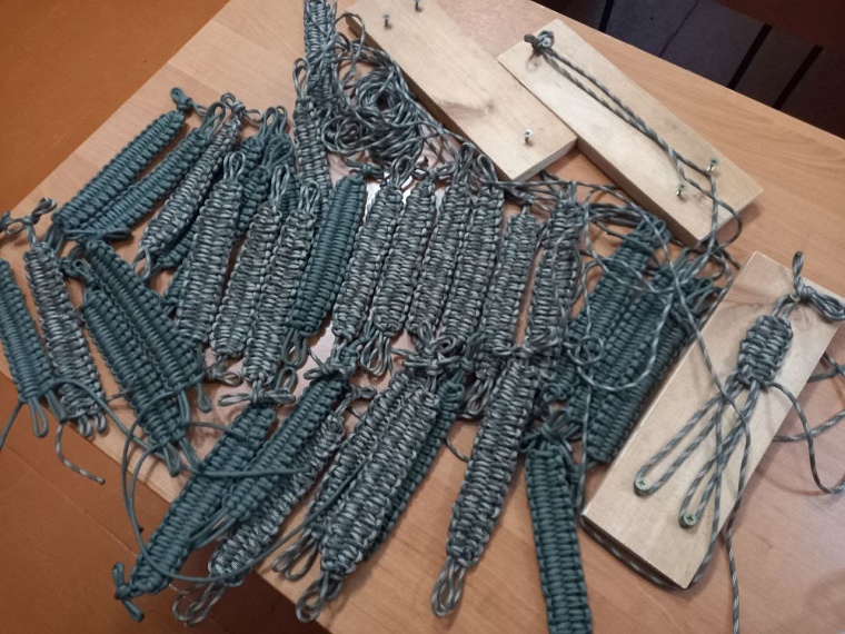 Активистки Нижнетавдинского женсовета начали плести браслеты для выживания