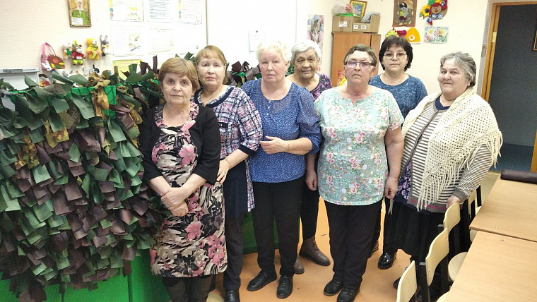 Юргинские женщины плетут маскировочные сети для бойцов СВО