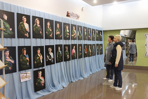В Юргинском открылась фотовыставка «Жёны Героев» 