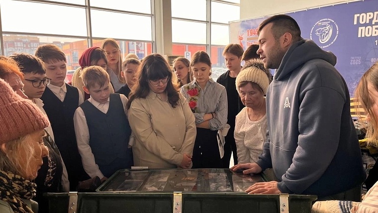 Патриотическая выставка "Герои вчера. Герои сегодня" вызвала интерес у тюменцев