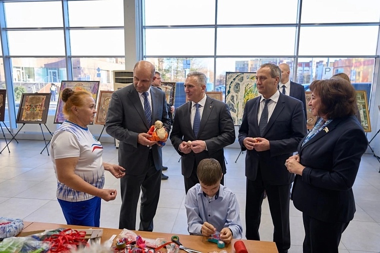 Тюменские союзницы поздравляют полпреда в УФО с юбилеем