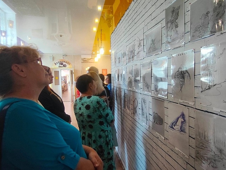 Активистка Ялуторовского женсовета познакомила земляков с рисунками бойца СВО